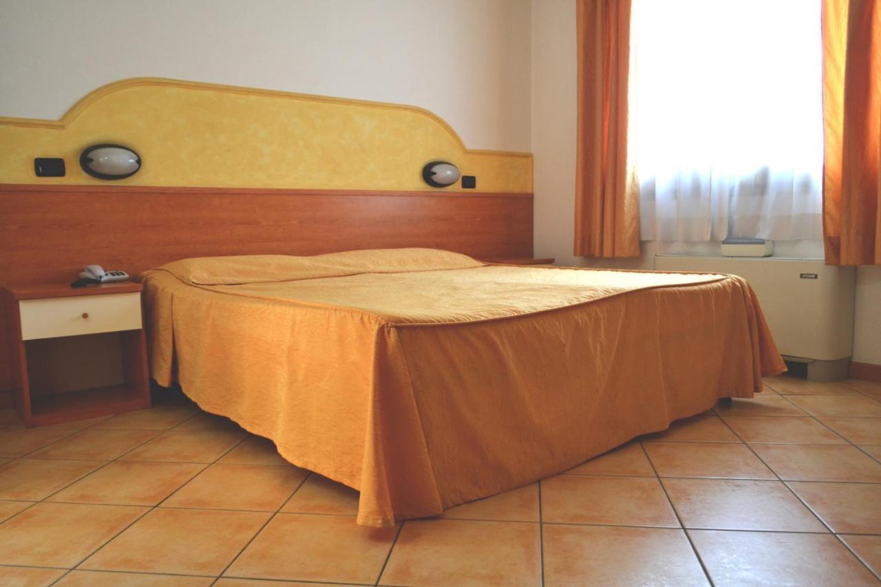 Hotel Fontana Rubiera Bagian luar foto